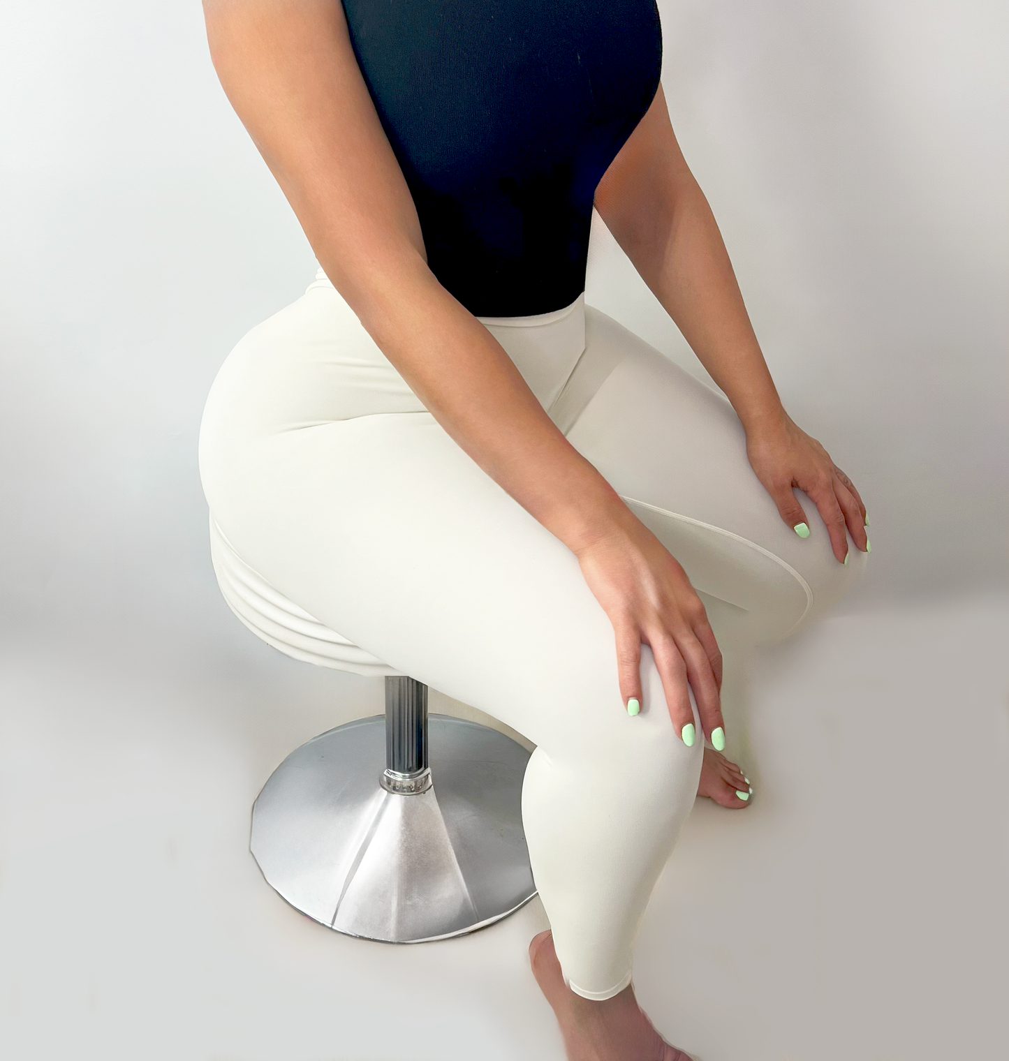 V-Sculpt Scrunch Cream Legging